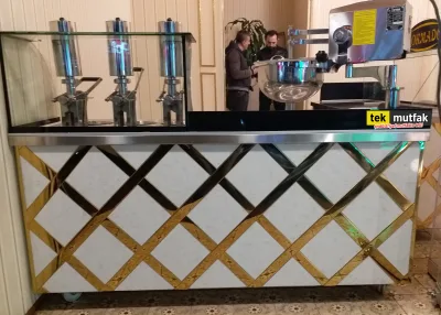 Çikolatalı Lokma Tezgahı - 3 lü Lokma Dolum Enjektörü - Mermer ve Altınvaraklı Metal Ön Tasarım