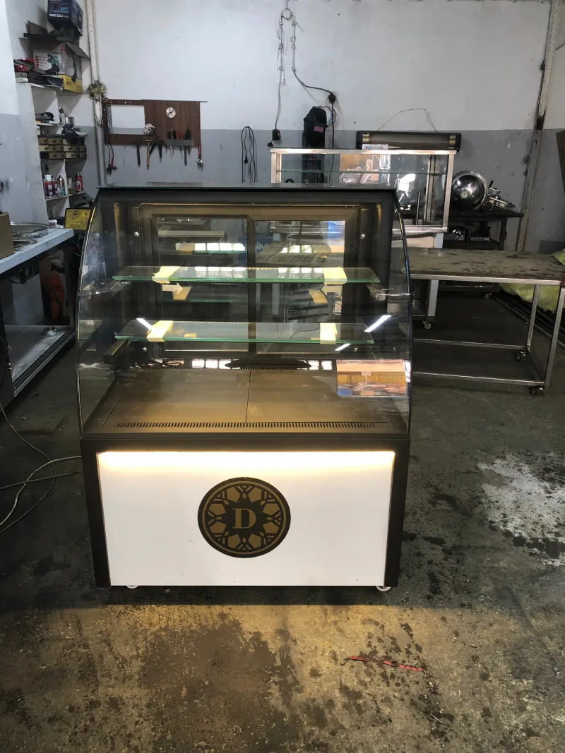 Pasta Dolabı Bombe Camlı Beyaz Dekorlu 100 cm ''FİYAT SORUNUZ''
